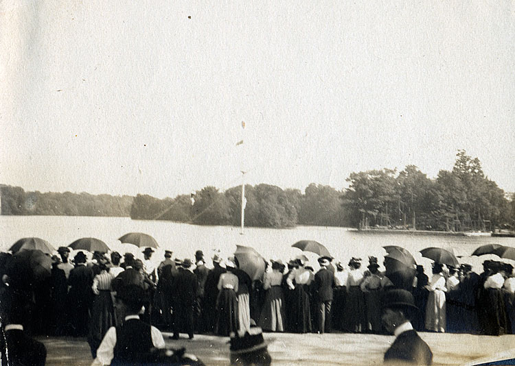 crowd ready for a demonstration